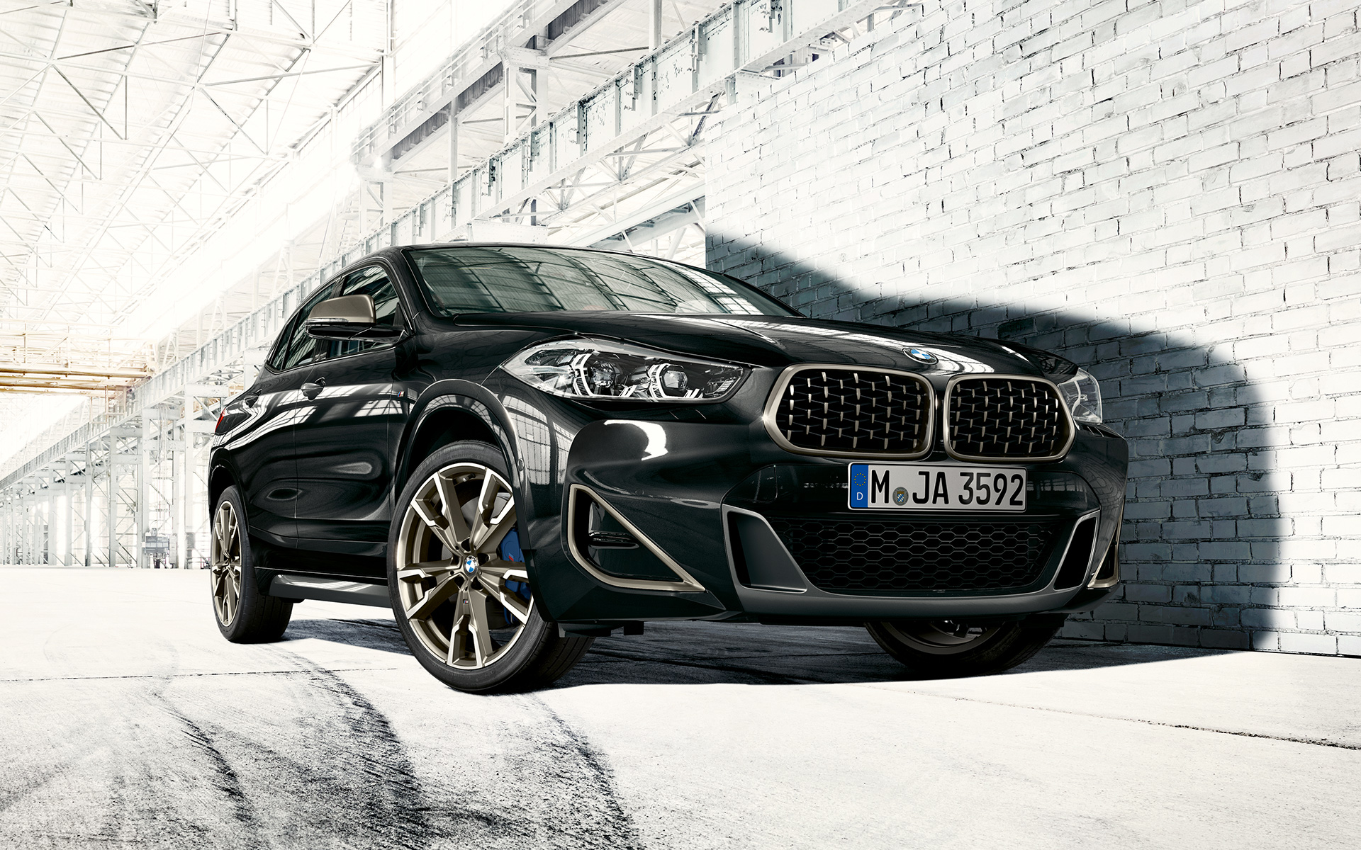 Double kidney grille BMW X2 M35i (F39) Sapphire Black metallic three-quarter front view standing