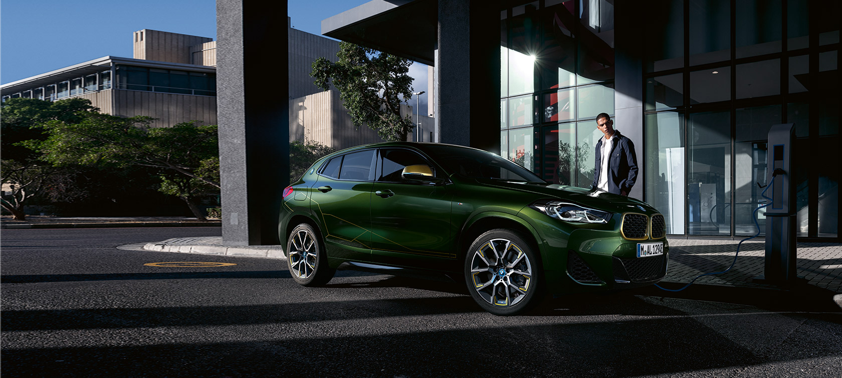 BMW X2 F39 Sanremo front view Three-quarter side view with model